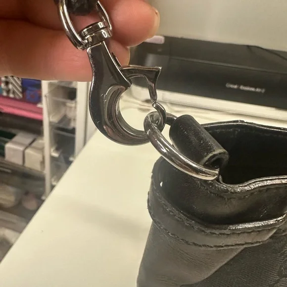 Gucci Black Crossbody Bag with Adjustable Strap and Minimalist Design - Picture 8 of 13